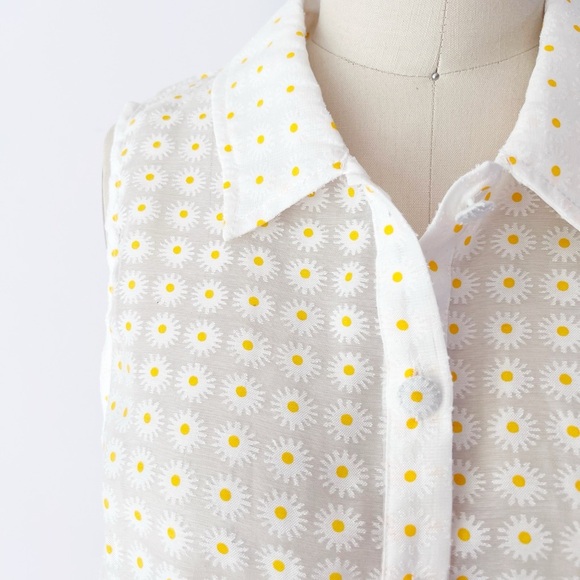 Le Lis White and Yellow Daisy Button-Up Blouse Stitch Fix - Picture 2 of 7